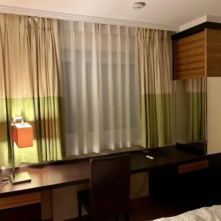 Zwischen Und Stadt * Κλάγκενφουρτ